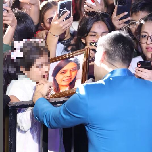 Carlos Rivera conmueve al público al cantarle a la mamá de Valentina hasta el cielo