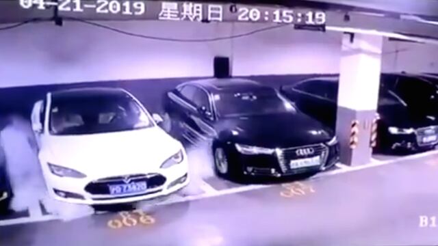 Video de la explosión de un Tesla en China.