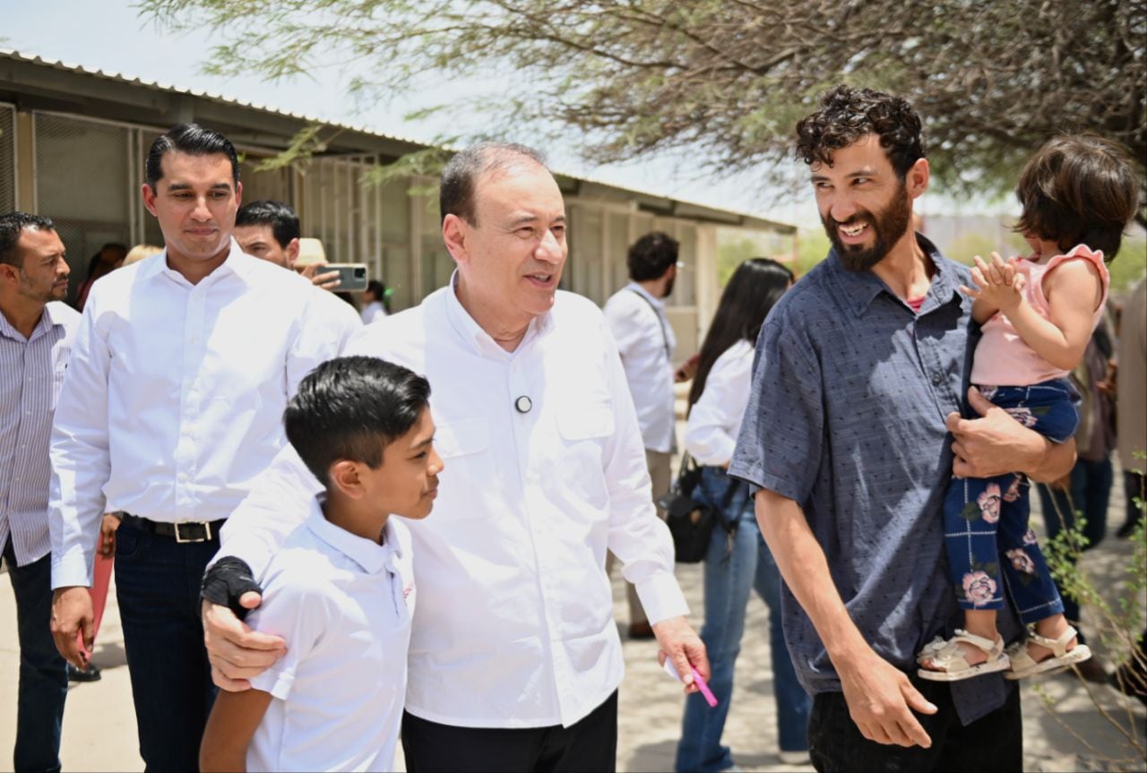 Alfonso Durazo inicia entrega de uniformes escolares gratuitos en Sonora.