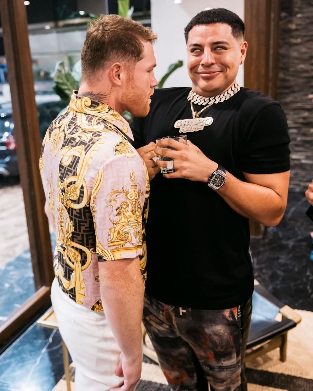 Eduin Caz en la fiesta de la hija del Canelo Álvarez.