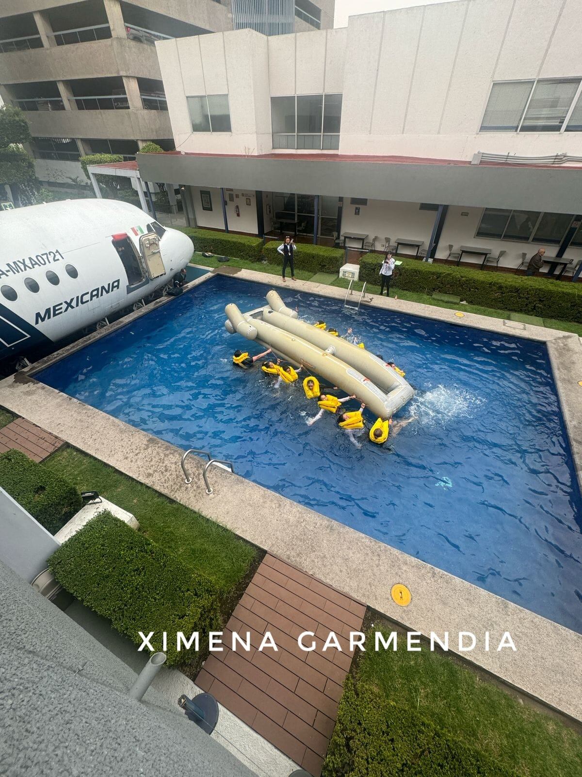 Sobrecargos de la nueva Mexicana de Aviación instruidos por Bernd Benemann