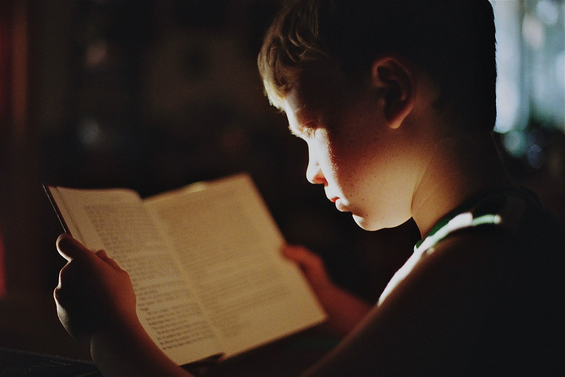 Niño leyendo