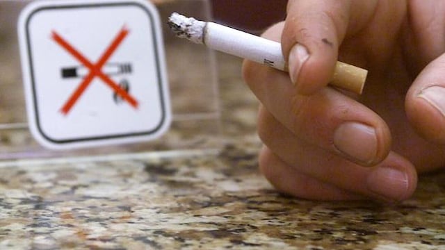 Prohibición para fumar en terrazas de restaurantes de México entra en vigor el 16 de enero