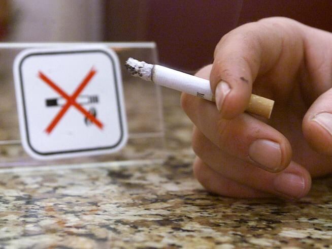 Prohibición para fumar en terrazas de restaurantes de México entra en vigor el 16 de enero