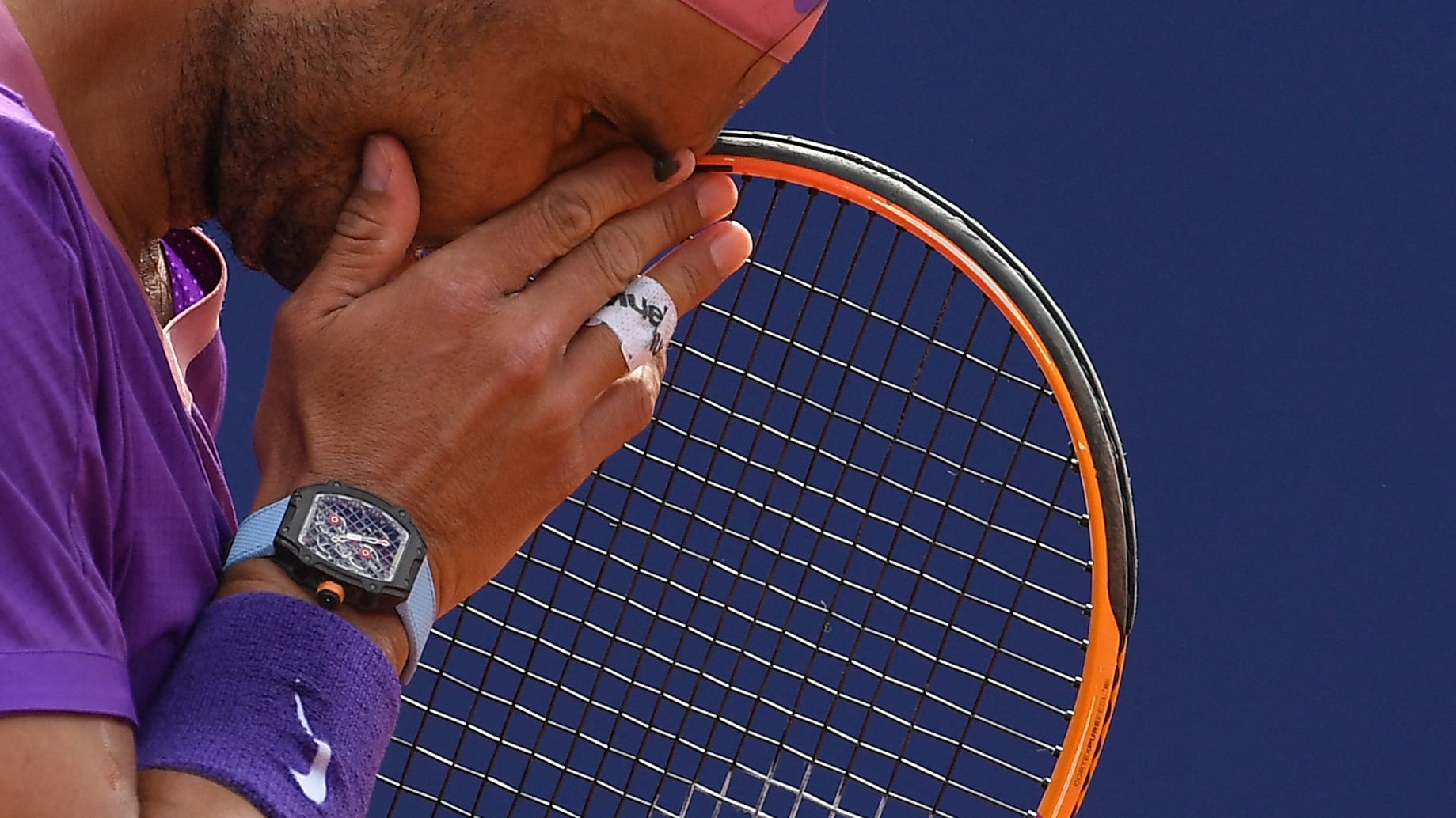 Rafael Nadal se encuentra “hundido y triste” tras lesión en la costilla