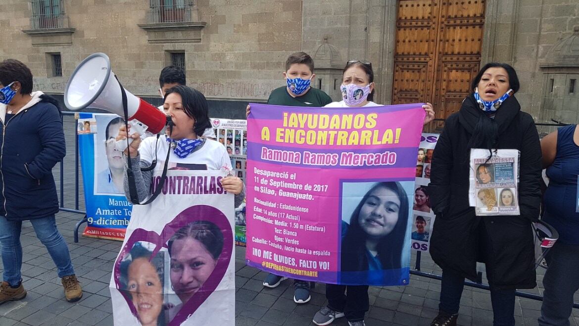 Familias víctimas en el plantón.