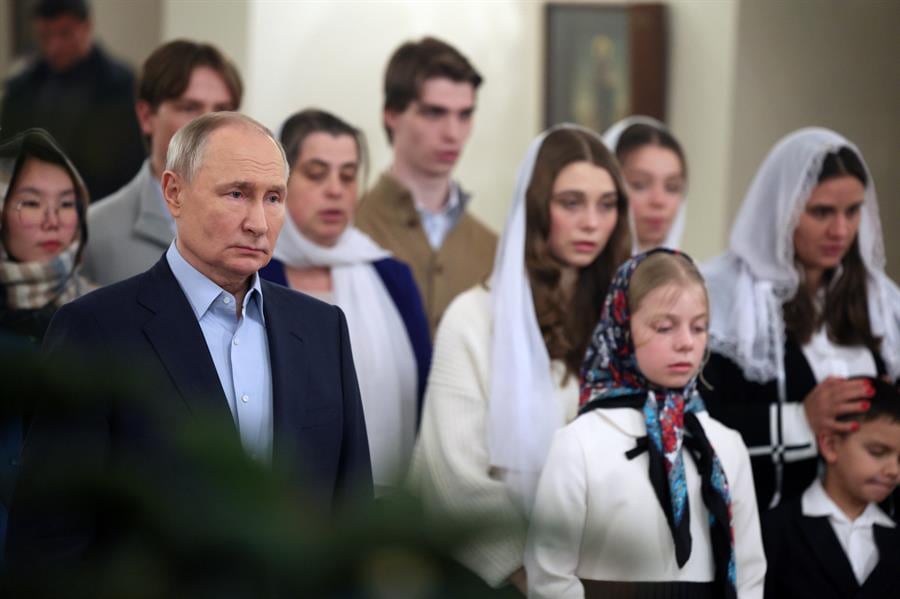 Vladimir Putin recibe Navidad ortodoxa con familiares de soldados caídos