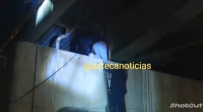 Rescatan a asaltante que quedó atrapado en puente