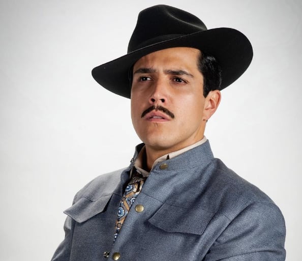 Mario Morán caracterizado como Pedro Infante