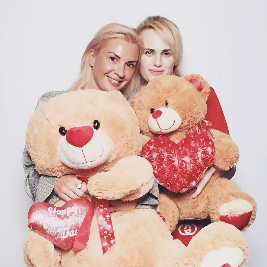 Ramona Agruma y Rebel Wilson
