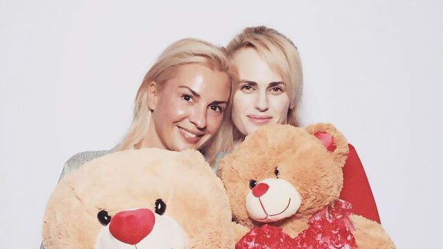 Ramona Agruma y Rebel Wilson