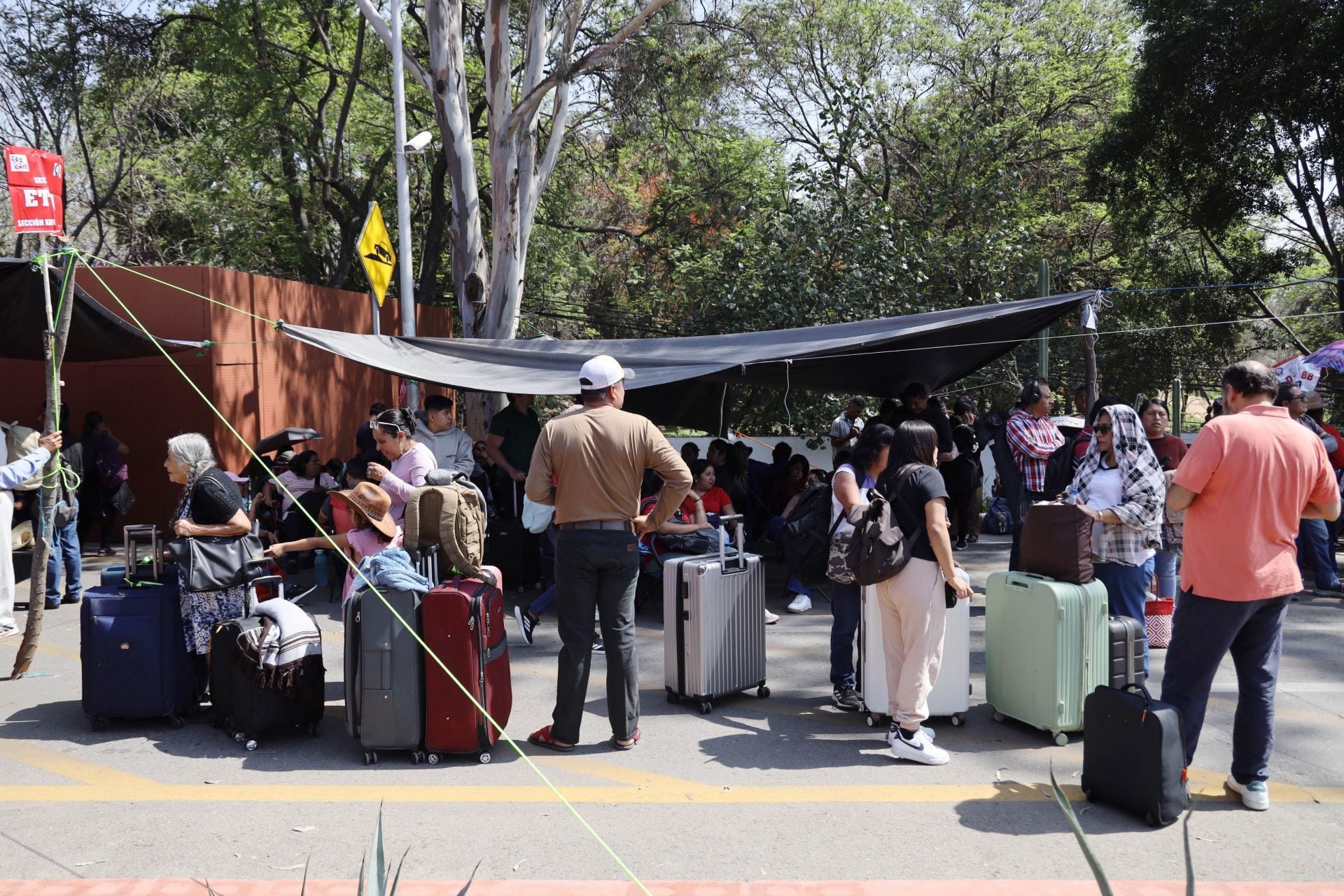 Sección 22 de la CNTE bloquea el Aeropuerto Internacional de Oaxaca.