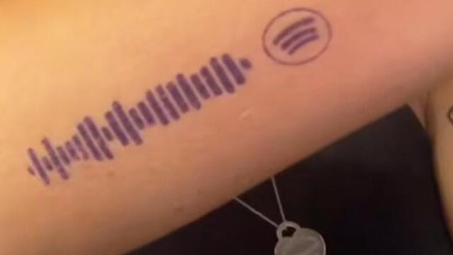 Fan de Shrek se tatúa código de Spotify; reproduce ‘All Star’