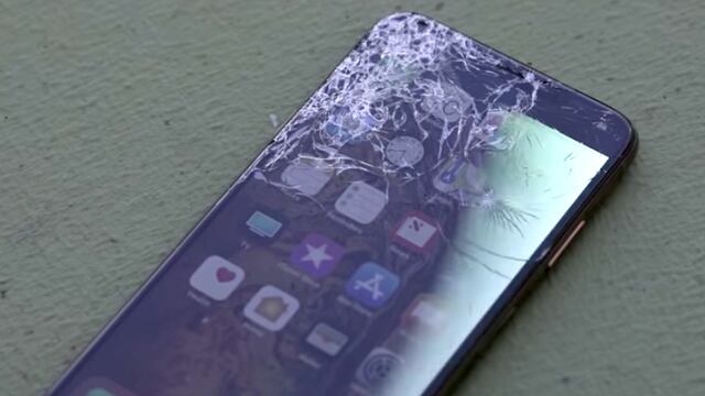 iPhone XS Max con la pantalla destruida.