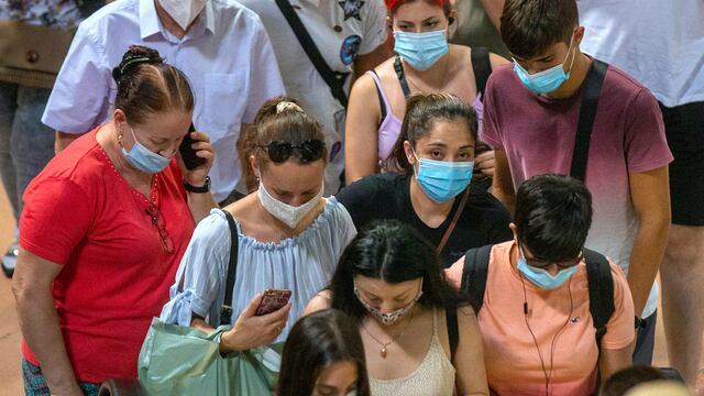 Españoles abordan el metro.