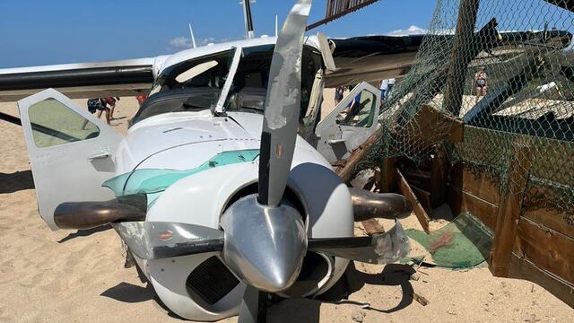 Avioneta cae en Playa Bachoco de Puerto Escondido