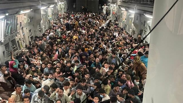 640 afganos intentan escapar de los talibanes en un avión de carga militar.