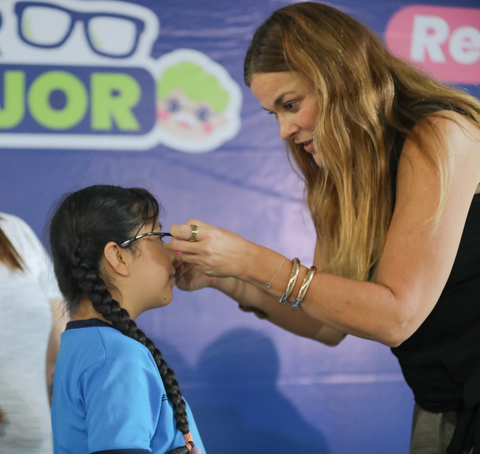 Cecilia Patrón fortalece economía familiar con entrega de lentes gratuitos en Mérida.