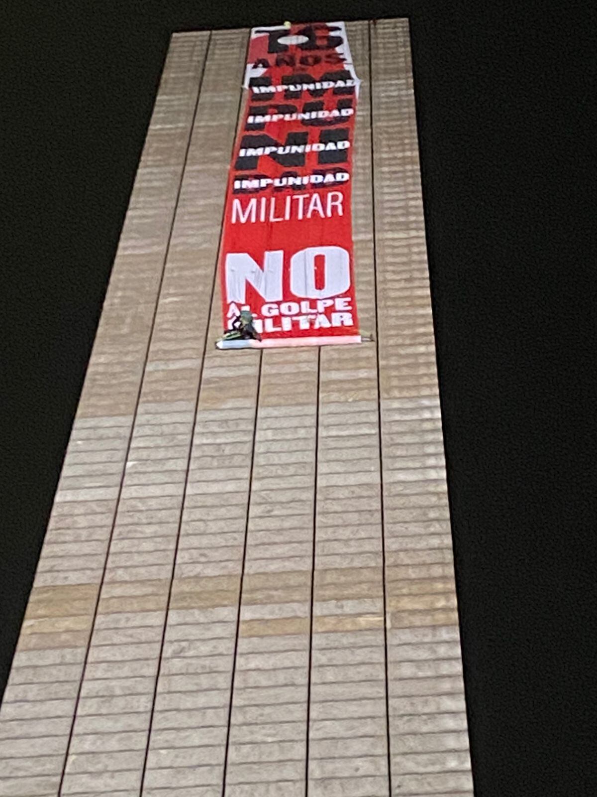 Colectivo Hasta Encontrarte despliega manta en Estela de Luz