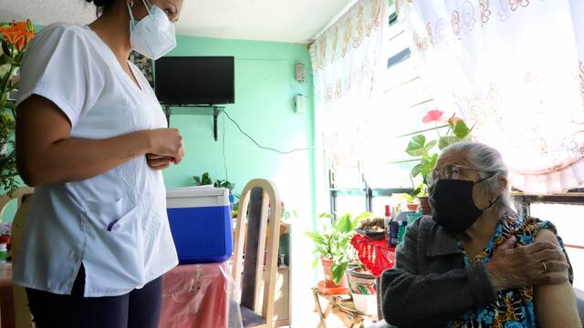 Vacunación a adulta mayor