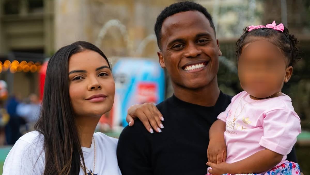 Jhon Arias con su hija y su esposa
