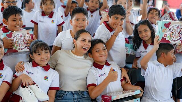 Ana Paty Peralta entrega tenis a estudiantes de Cancún