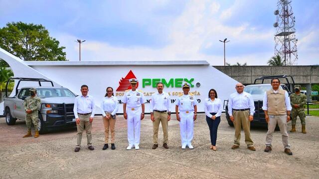 Pemex entrega vehículos a la Marina