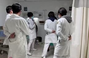 Internos del IMSS celebran XV años de paciente y le bailan el vals