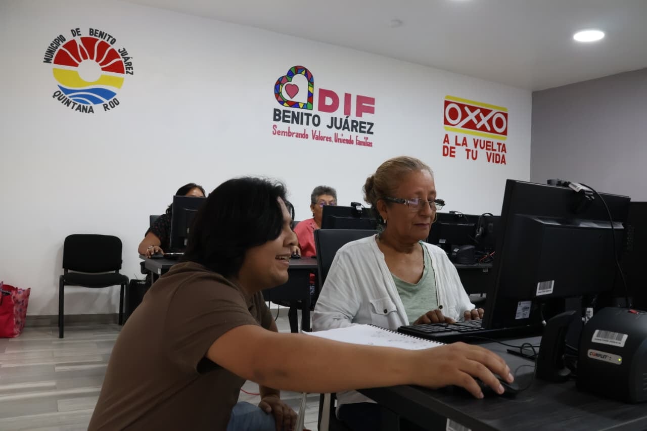 DIF Benito Juárez fomenta habilidades digitales en personas adultas mayores.