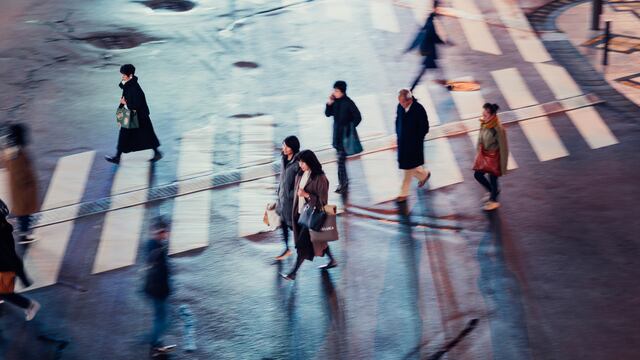 Gente caminando en una ciudad asiática