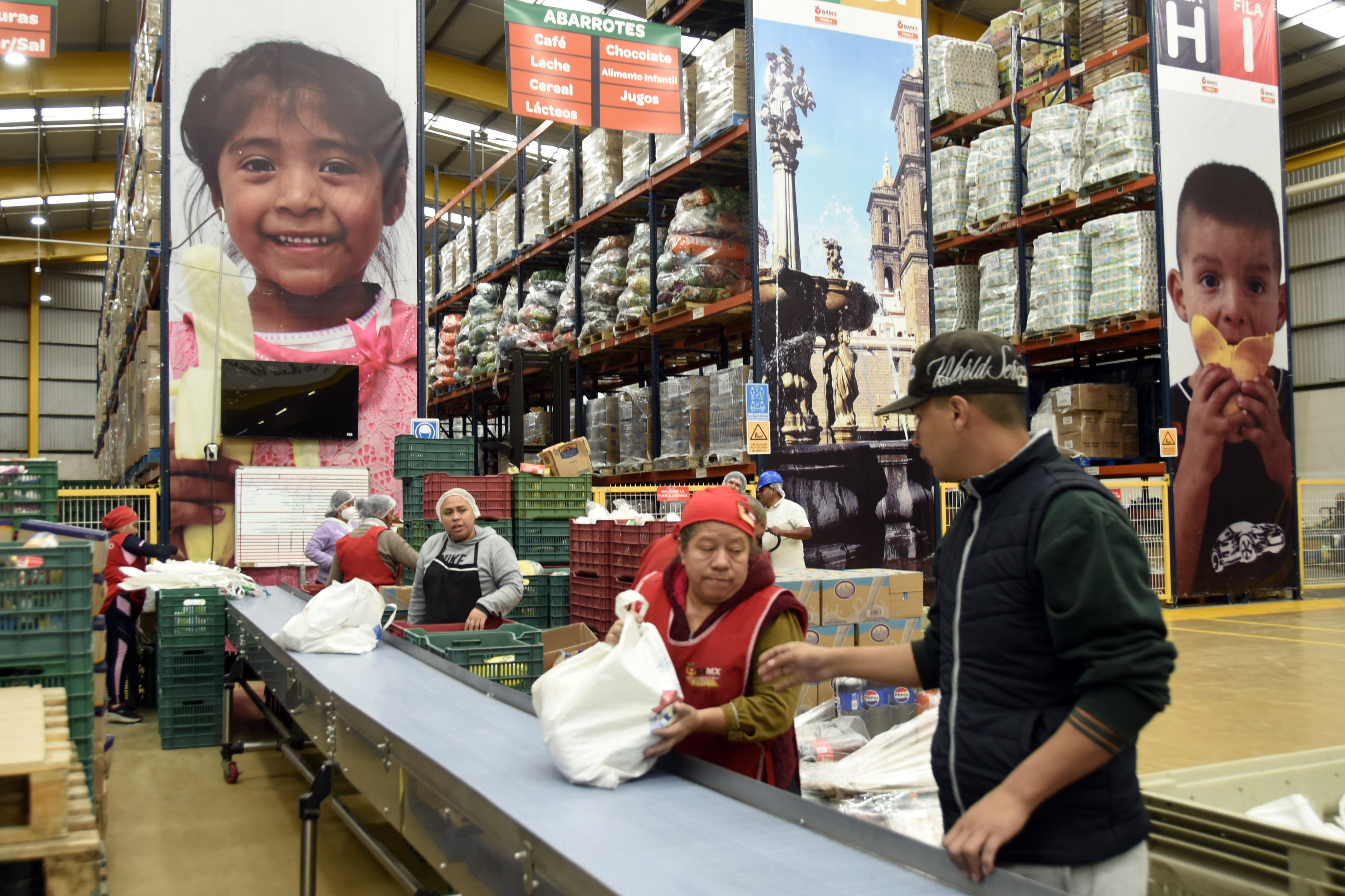 BUAP entrega arroz y frijol al Banco de Alimentos Cáritas Puebla