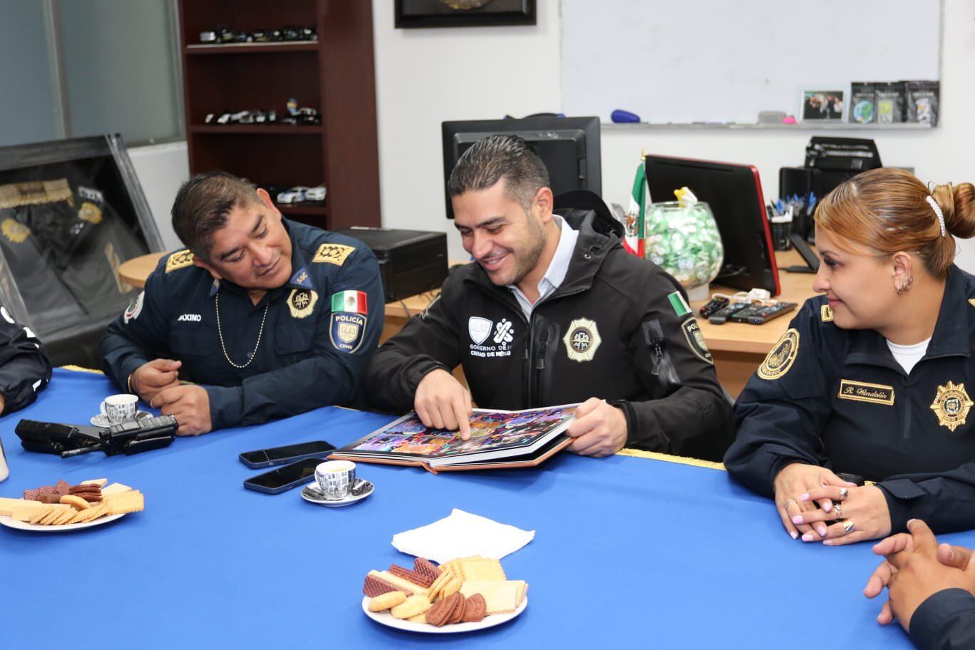 Omar García Harfuch con policías de la CDMX, preparándose para la representación del Viacrucis de "La Pasión de Cristo" en Iztapalapa/@OHarfuch