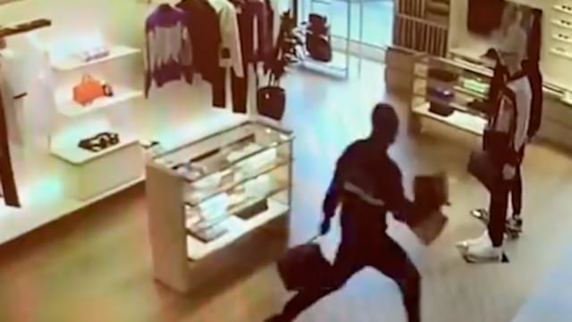 Ladrón intenta huir de tienda Louis Vuitton