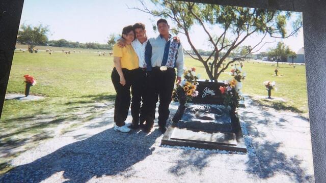 José Humberto Márquez Compeán (derecha) en la tumba de Selena