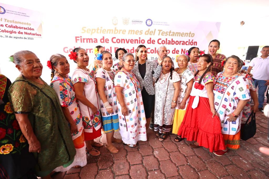 Evelyn Salgado con adultas mayores