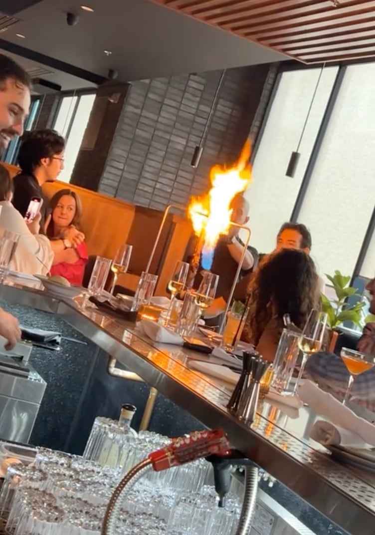 Restaurante se hace viral por flamear su carne y termina mal