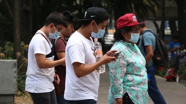 Una familia usando cubrebocas por la contingencia ambiental en la Ciudad de México.
