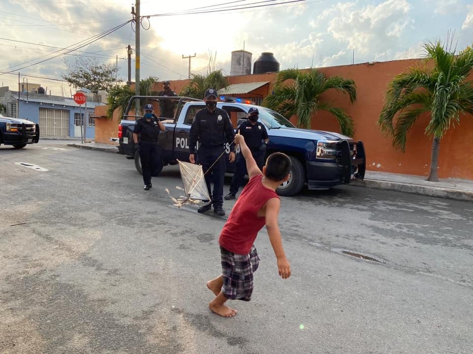 Policías también entregaron papalotes.