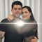 Sandra Cuevas comparte foto polaroid de Gemini abrazada de Carlos Jiménez