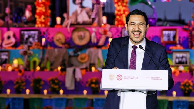 Martí Batres, jefe de gobierno, y Paco Ignacio Taibo II, director del FCE, inauguraron la Mega Ofrenda en el Zócalo con motivo del Día de Muertos