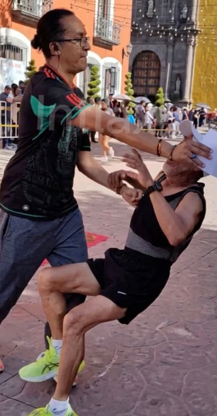 Taclean a un adulto mayor en la Carrera de Colores de Huamantla