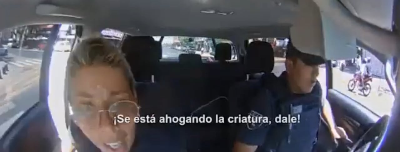 Dos policías salvan a una niña de morir asfixiada