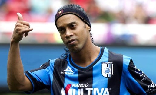 Ronaldinho con su clásica señal