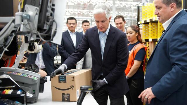 El gobernador del Estado de México, Alfredo del Mazo, en la inauguración del nuevo centro de distribución Amazon en el Estado de México.