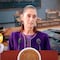 Sheinbaum plantea regular celulares en escuelas tras caso de Meta por adicción