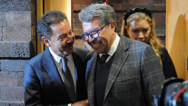 Ricardo Monreal, coordinador de la bancada de Morena en el Senado e Ignacio Mier, coordinador de la bancada de Morena en Diputados, se saludan antes de la participación de Monreal en la Plenaria de Morena.