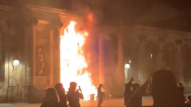 La pareja y otros parisinos comen tranquilos pese a que Francia arde