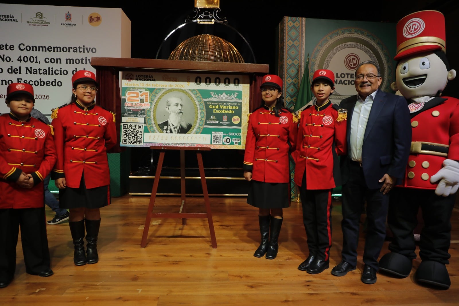 Andrés Mijes y Olivia Salomón develan billete que conmemora el natalicio de Mariano Escobedo, héroe nacional.