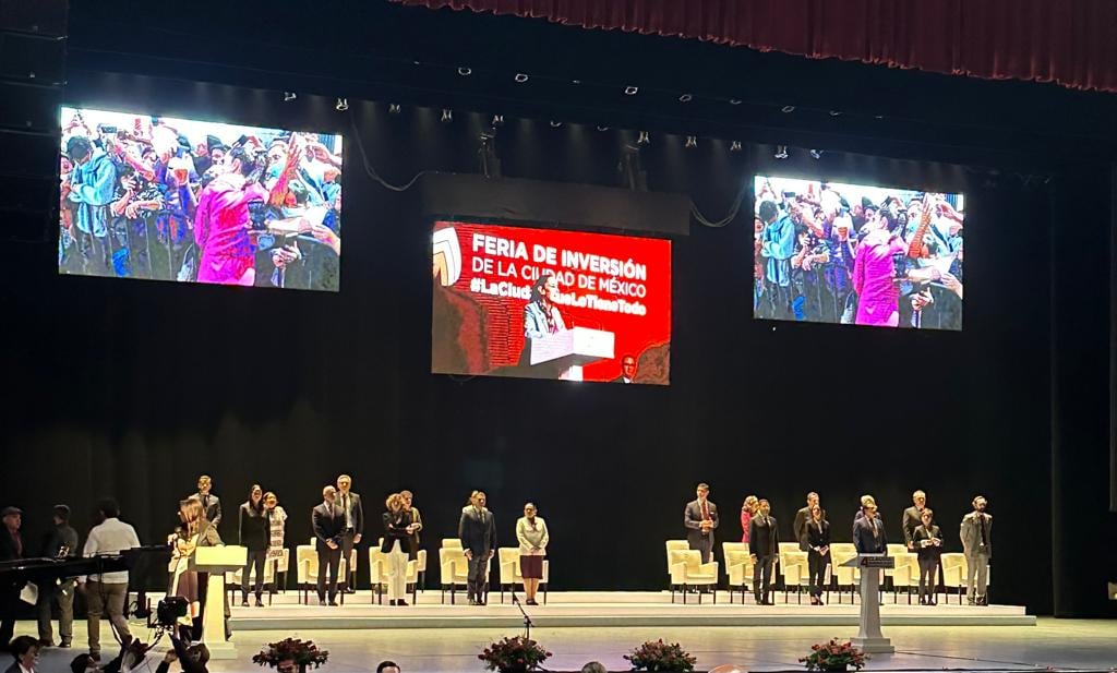Gabinete de Claudia Sheinbaum la recibe de pie a su llegada al Auditorio Nacional