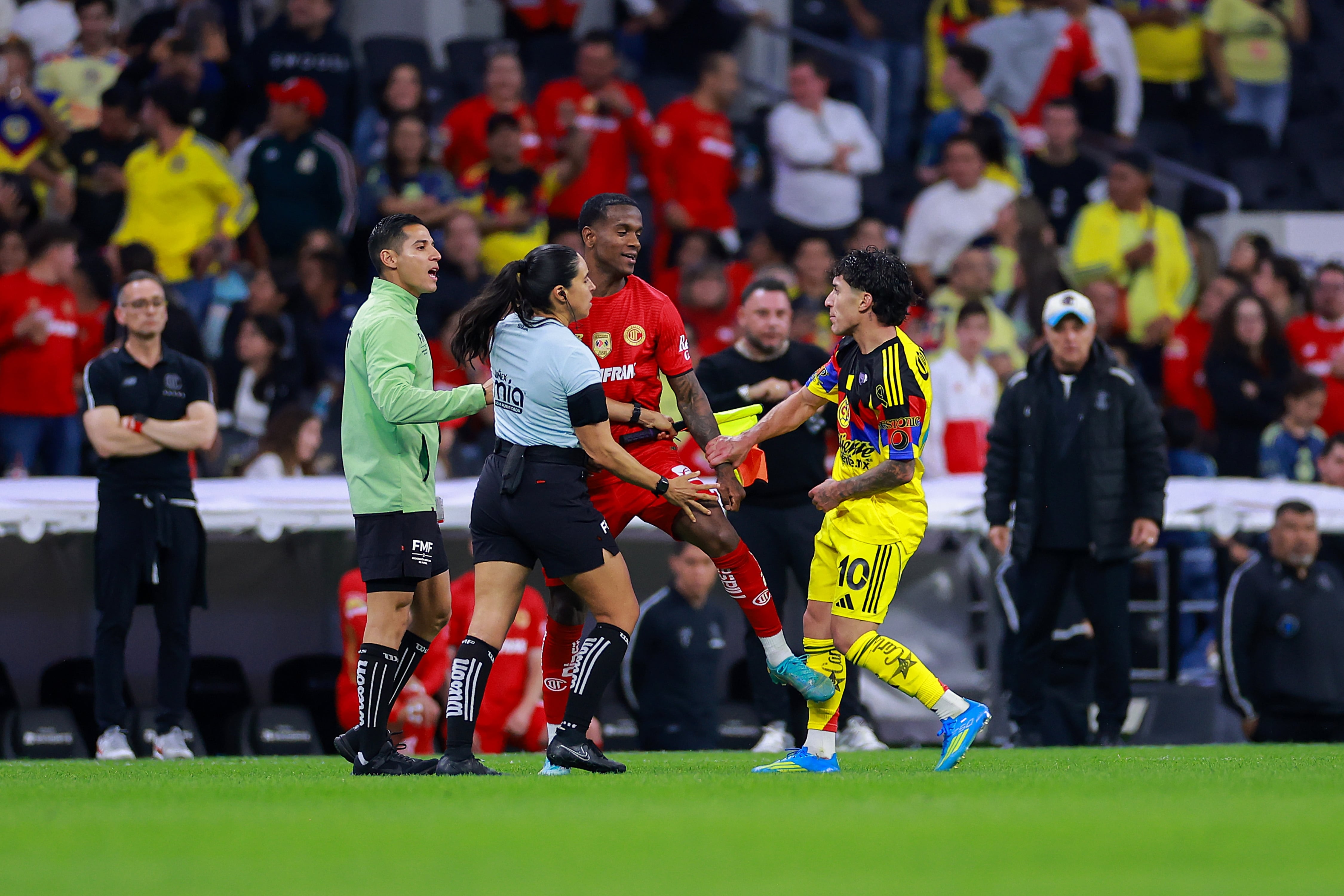 Helinho y Zendejas se encararon durante la discusión